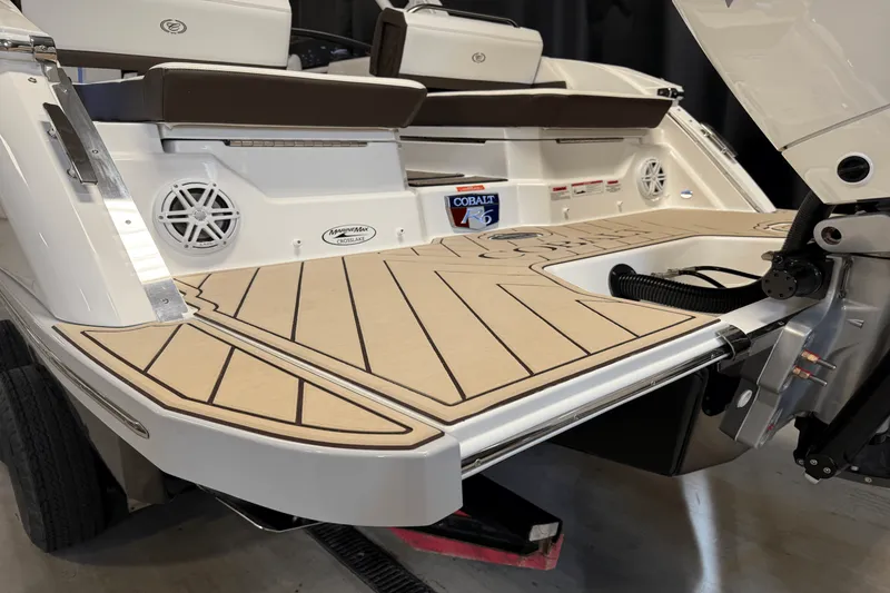 Slide: The Image of Cobalt R6 Outboard 2025 - 17