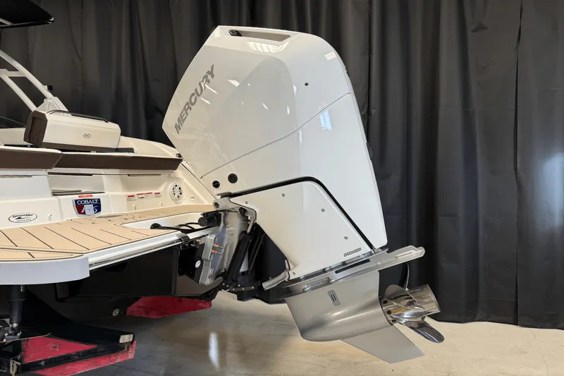 Slide: The Image of Cobalt R6 Outboard 2025 - 18
