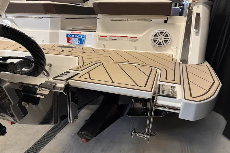 Slide: The Image of Cobalt R6 Outboard 2025 - 20