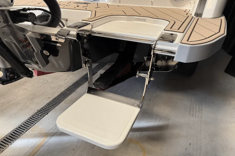 Slide: The Image of Cobalt R6 Outboard 2025 - 21