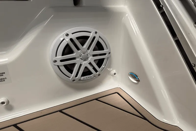 Slide: The Image of Cobalt R6 Outboard 2025 - 22