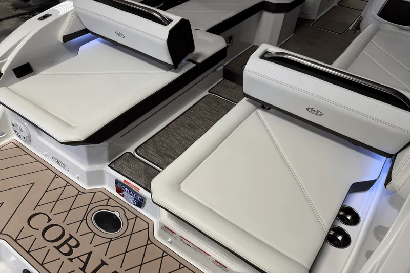 Slide: The Image of Cobalt R6 Outboard 2025 - 25