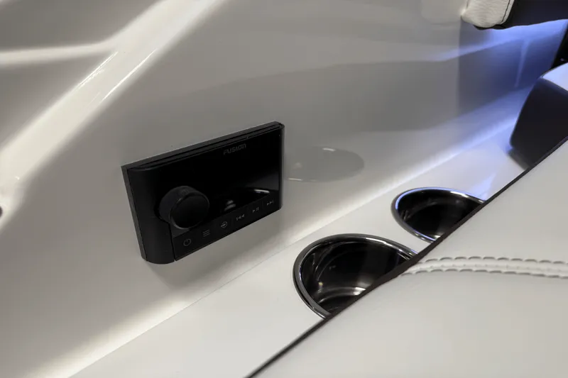 Slide: The Image of Cobalt R6 Outboard 2025 - 27