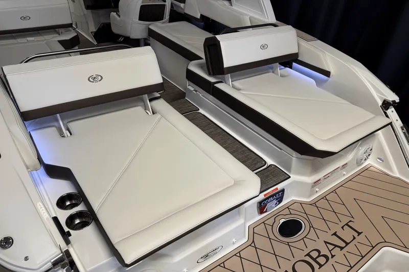 Slide: The Image of Cobalt R6 Outboard 2025 - 28