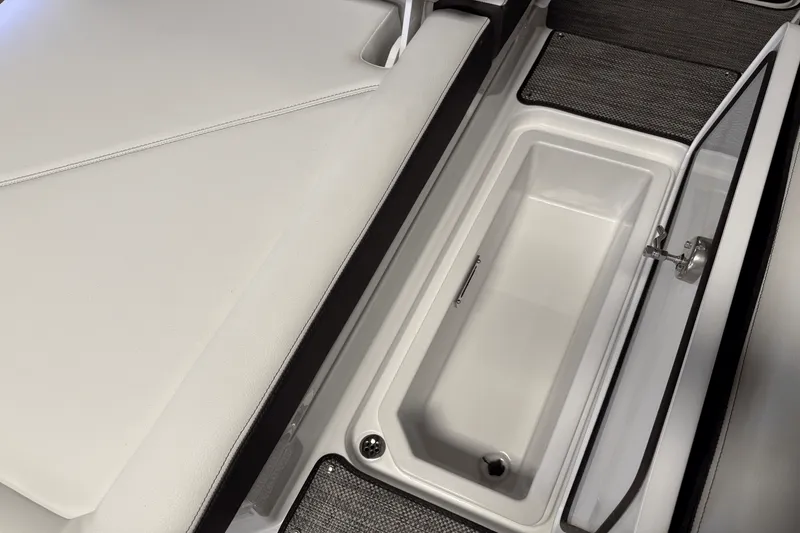 Slide: The Image of Cobalt R6 Outboard 2025 - 29