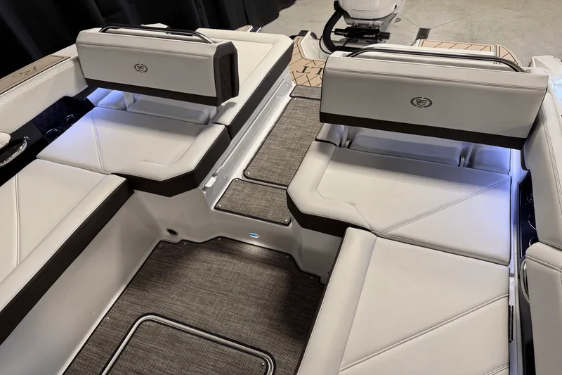 Slide: The Image of Cobalt R6 Outboard 2025 - 32