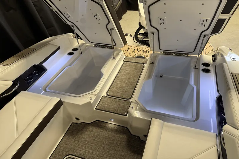 Slide: The Image of Cobalt R6 Outboard 2025 - 33