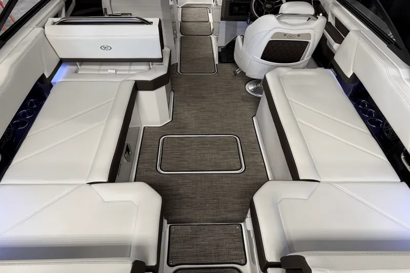 Slide: The Image of Cobalt R6 Outboard 2025 - 35