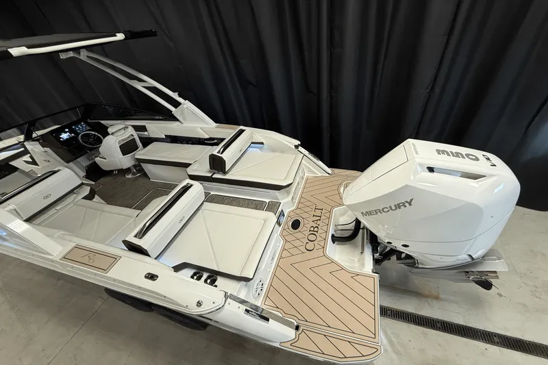 Slide: The Image of Cobalt R6 Outboard 2025 - 4