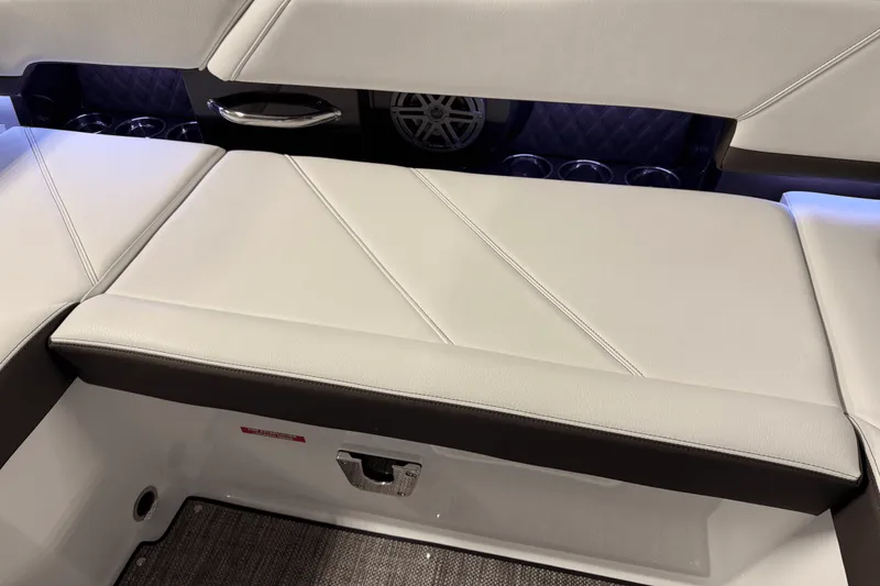 Slide: The Image of Cobalt R6 Outboard 2025 - 40