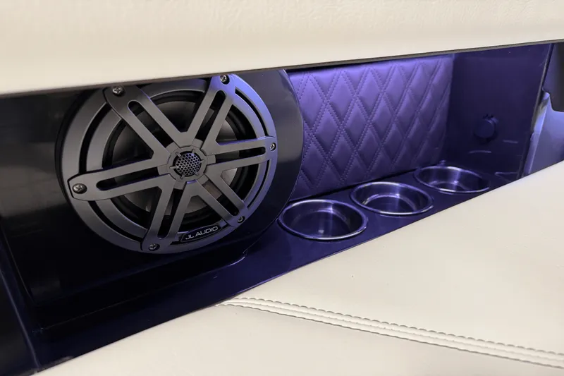 Slide: The Image of Cobalt R6 Outboard 2025 - 41