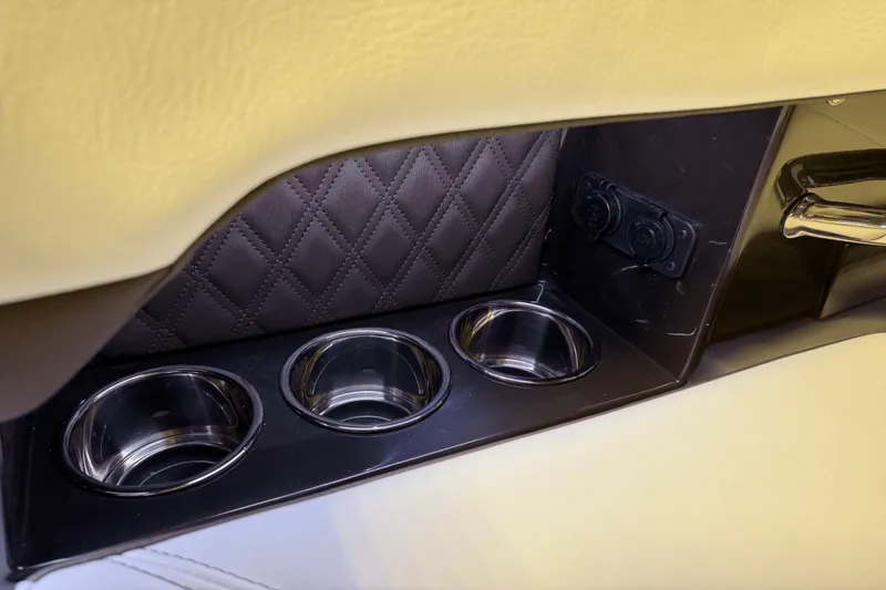 Slide: The Image of Cobalt R6 Outboard 2025 - 44