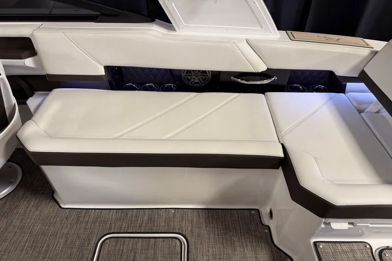 Slide: The Image of Cobalt R6 Outboard 2025 - 49