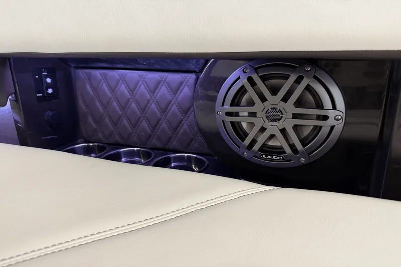 Slide: The Image of Cobalt R6 Outboard 2025 - 50