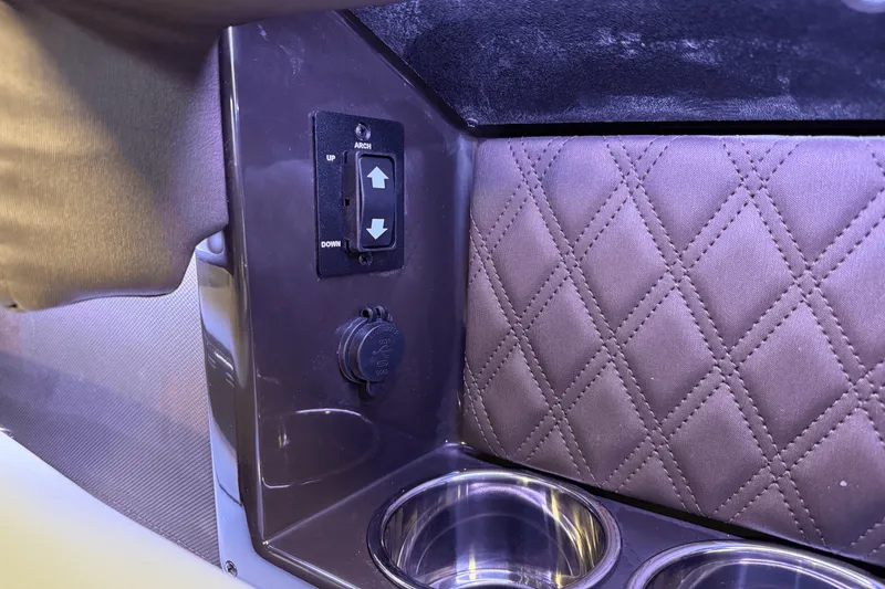 Slide: The Image of Cobalt R6 Outboard 2025 - 51