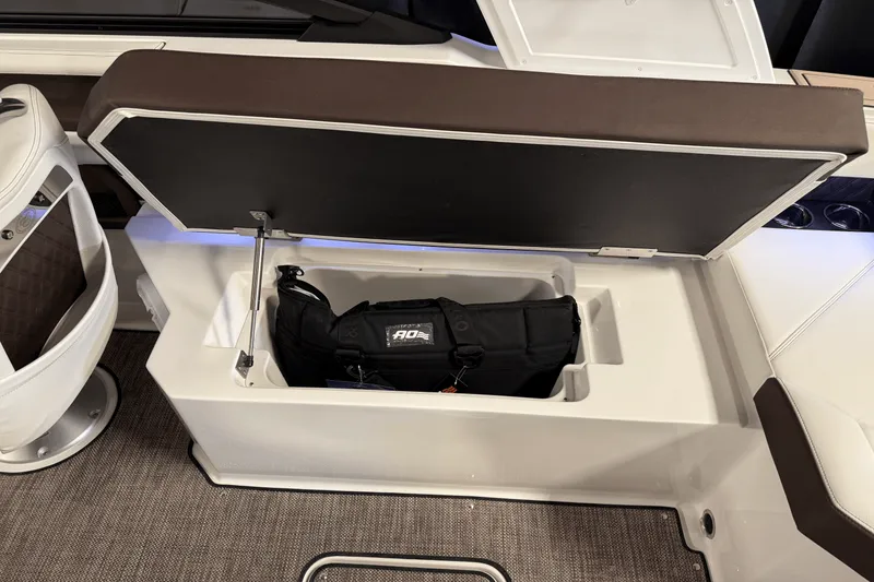 Slide: The Image of Cobalt R6 Outboard 2025 - 54