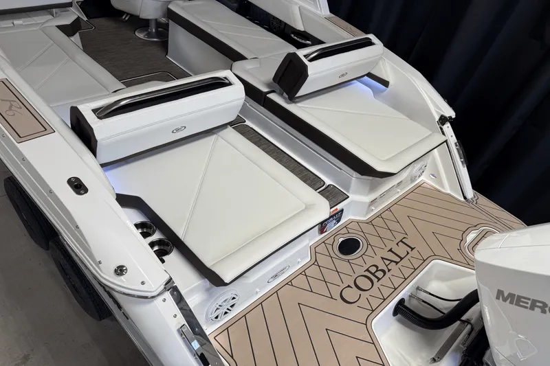 Slide: The Image of Cobalt R6 Outboard 2025 - 6