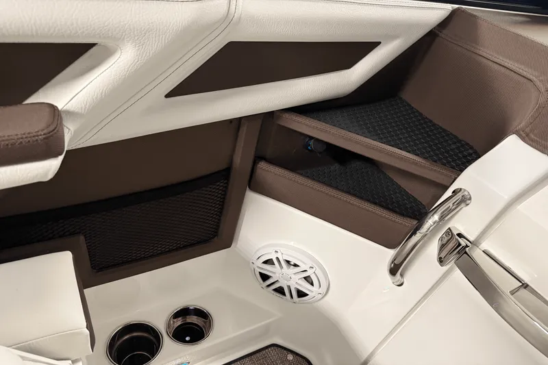 Slide: The Image of Cobalt R6 Outboard 2025 - 64