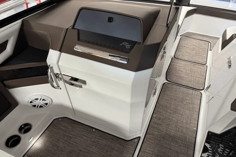 Slide: The Image of Cobalt R6 Outboard 2025 - 67