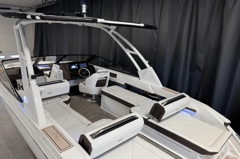 Slide: The Image of Cobalt R6 Outboard 2025 - 7