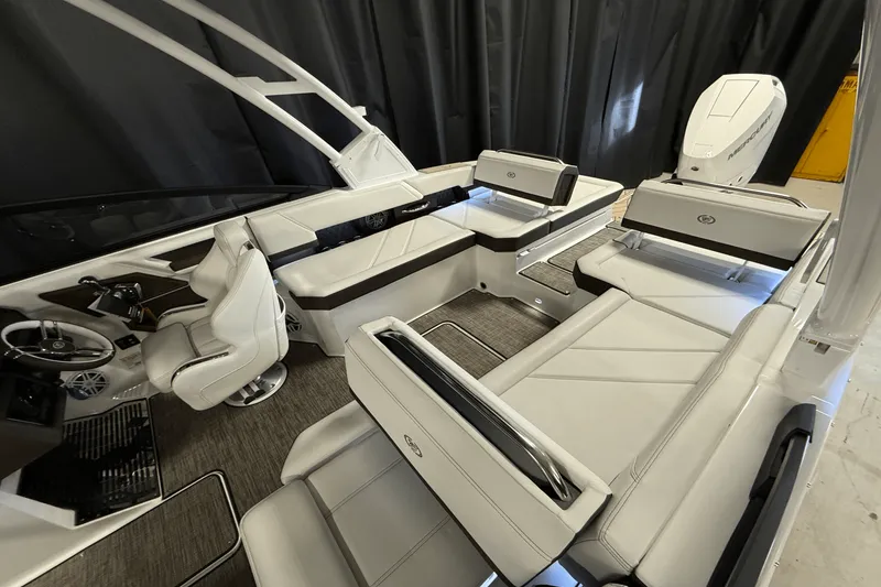 Slide: The Image of Cobalt R6 Outboard 2025 - 8