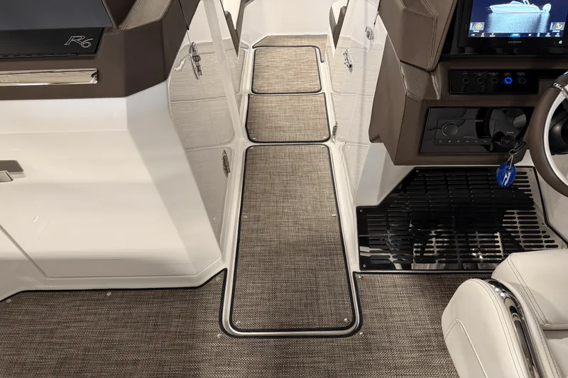 Slide: The Image of Cobalt R6 Outboard 2025 - 80