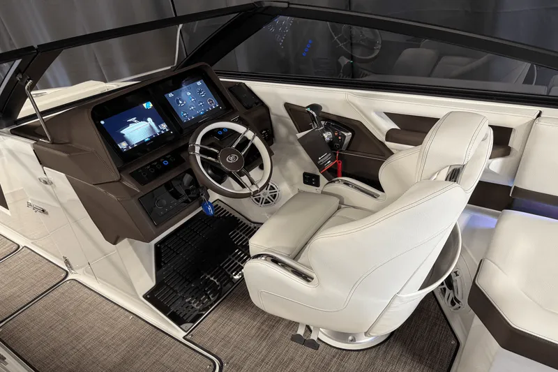 Slide: The Image of Cobalt R6 Outboard 2025 - 86