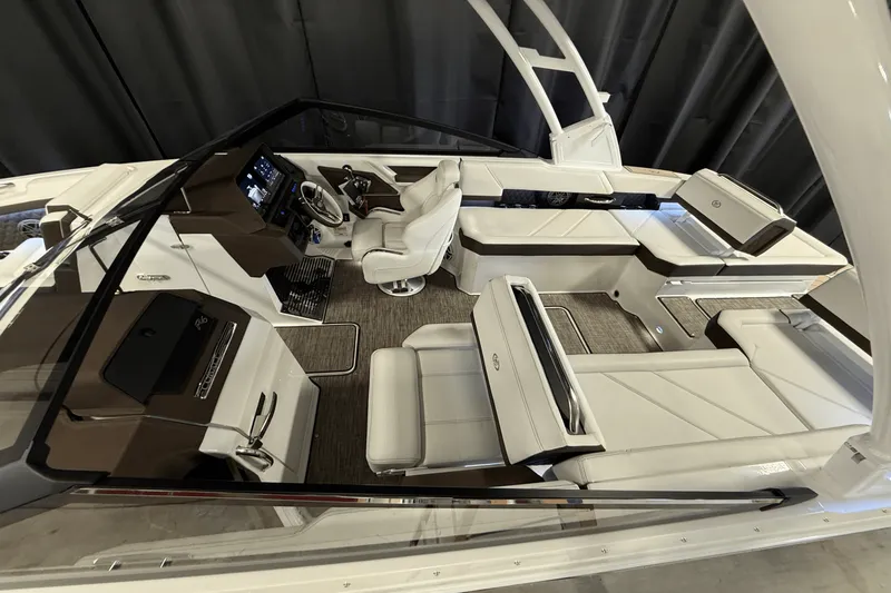 Slide: The Image of Cobalt R6 Outboard 2025 - 9