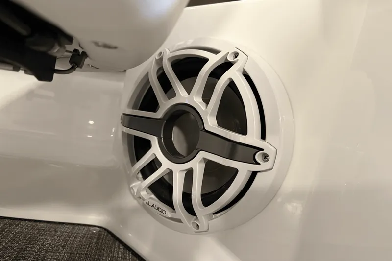 Slide: The Image of Cobalt R6 Outboard 2025 - 90