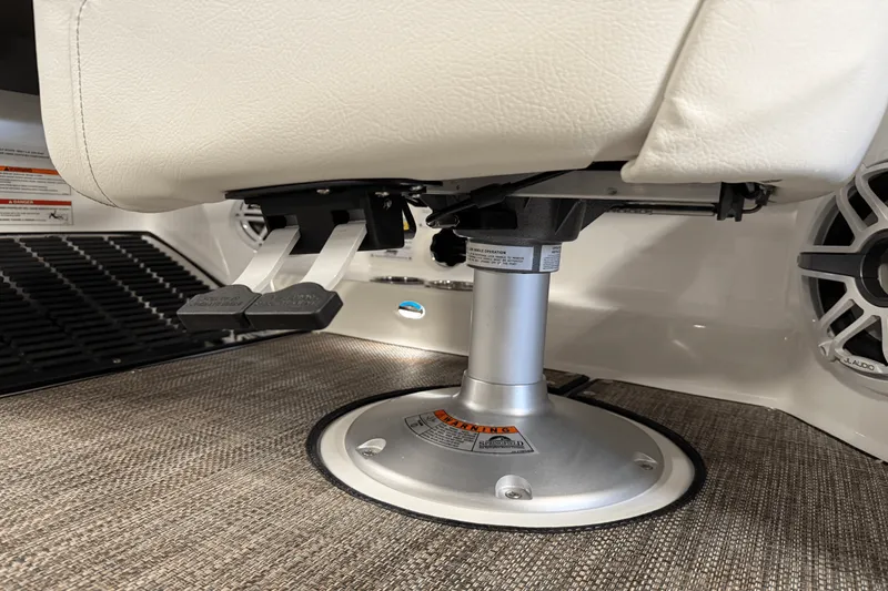 Slide: The Image of Cobalt R6 Outboard 2025 - 91