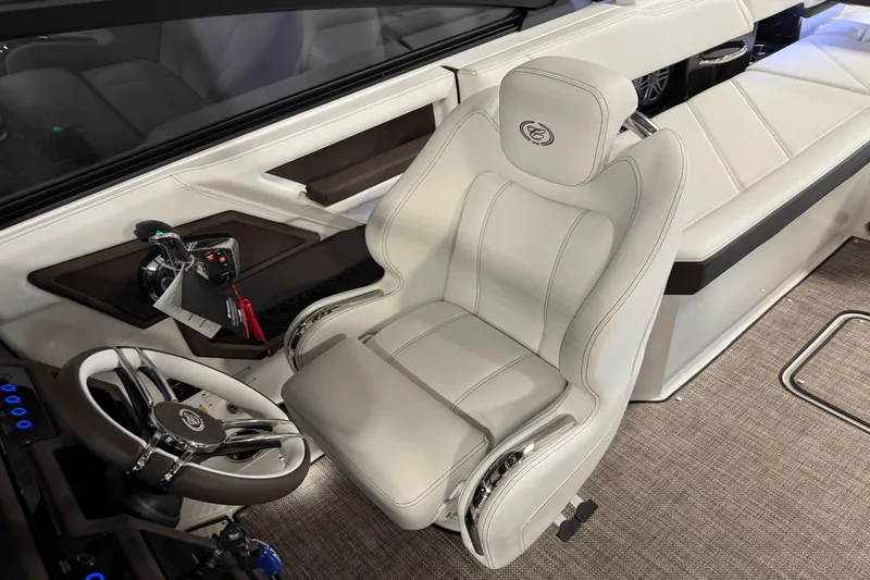 Slide: The Image of Cobalt R6 Outboard 2025 - 92