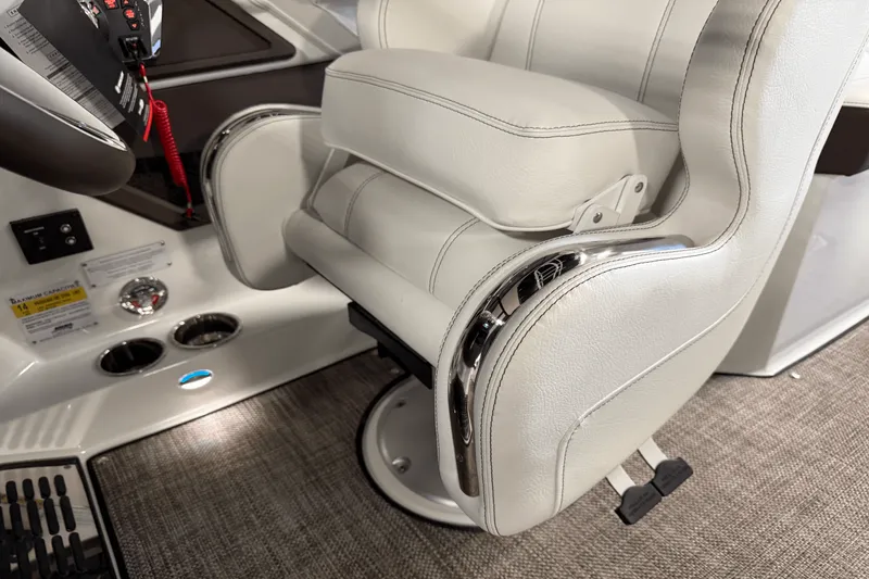 Slide: The Image of Cobalt R6 Outboard 2025 - 93