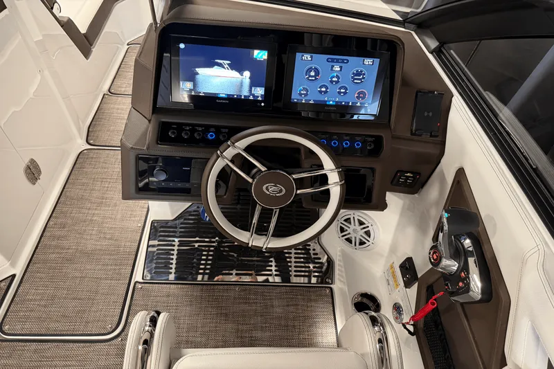 Slide: The Image of Cobalt R6 Outboard 2025 - 95