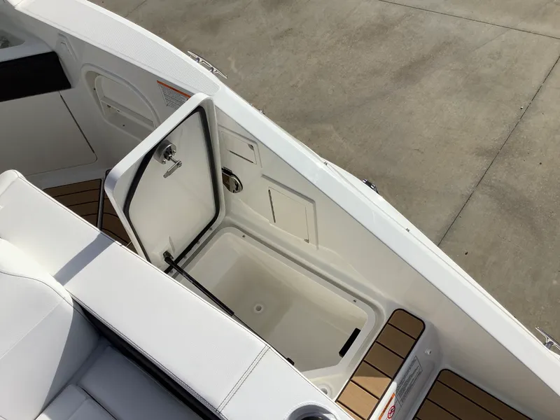 Slide: The Image of Sea Ray SLX 310 2026 - 10