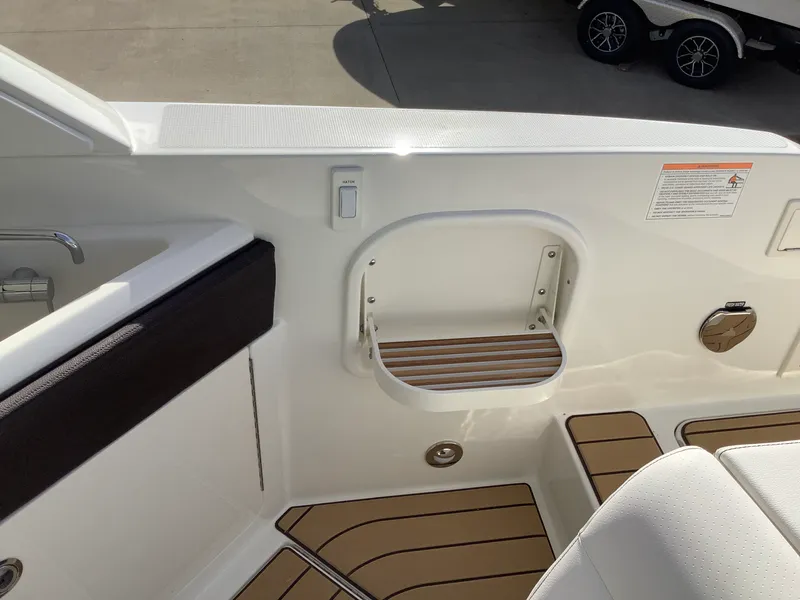Slide: The Image of Sea Ray SLX 310 2026 - 13