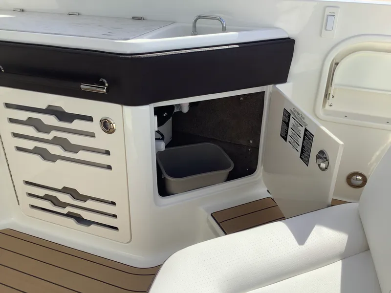 Slide: The Image of Sea Ray SLX 310 2026 - 14
