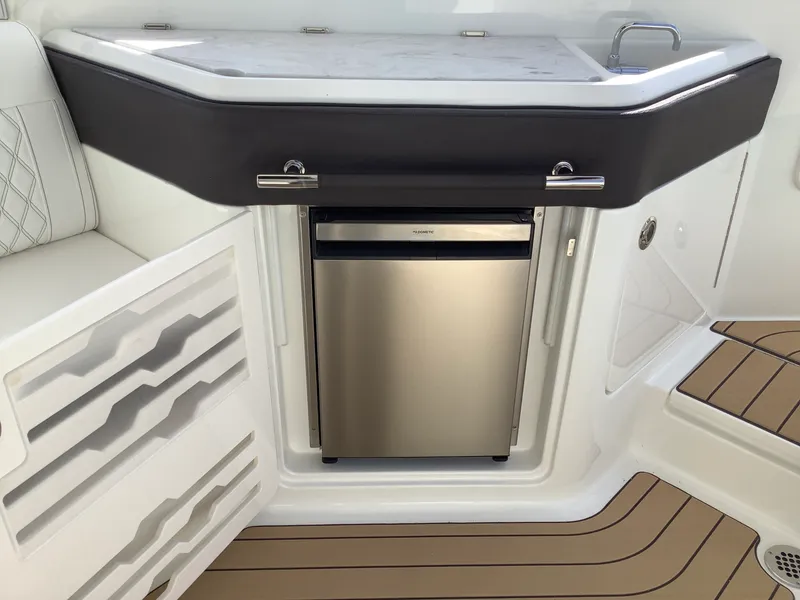 Slide: The Image of Sea Ray SLX 310 2026 - 16