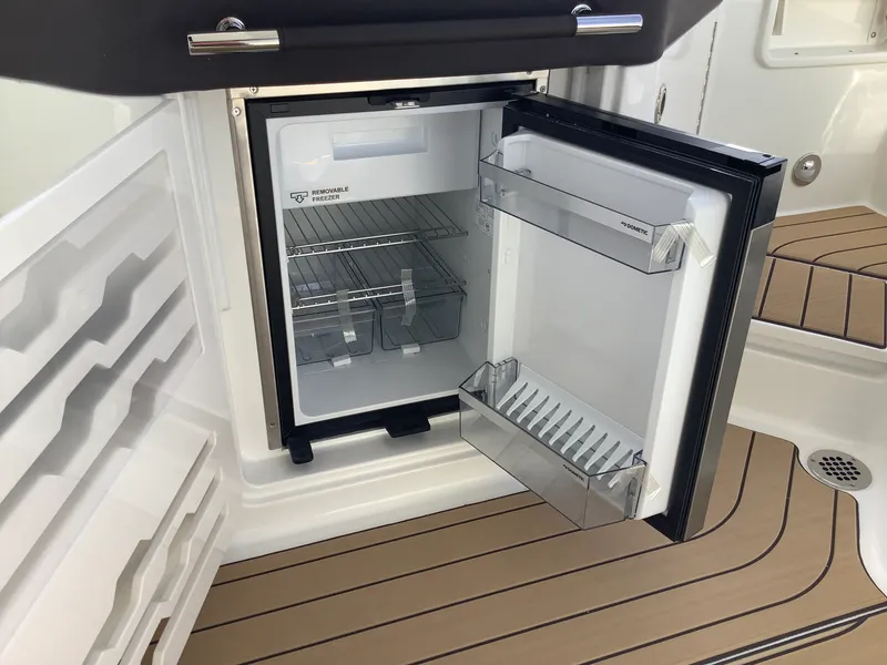 Slide: The Image of Sea Ray SLX 310 2026 - 17