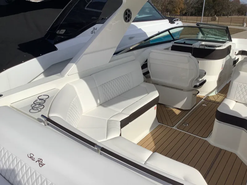 Slide: The Image of Sea Ray SLX 310 2026 - 19