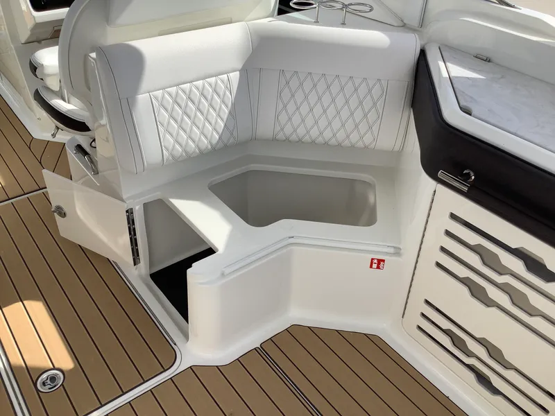 Slide: The Image of Sea Ray SLX 310 2026 - 25