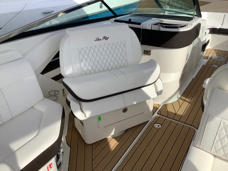 Slide: The Image of Sea Ray SLX 310 2026 - 27