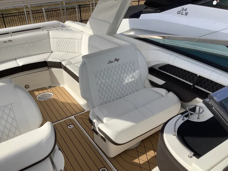 Slide: The Image of Sea Ray SLX 310 2026 - 30