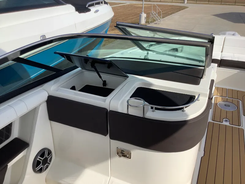 Slide: The Image of Sea Ray SLX 310 2026 - 33