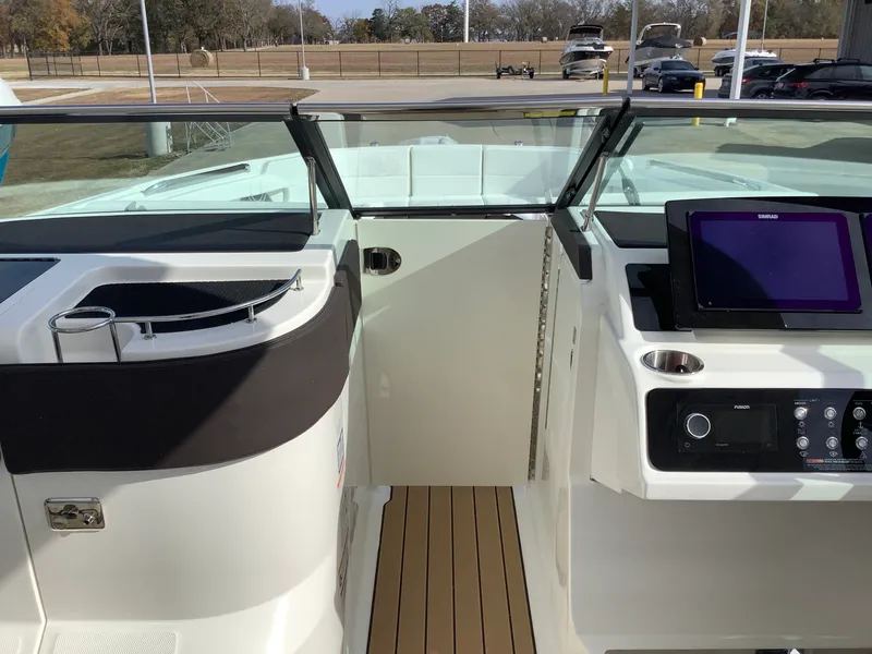 Slide: The Image of Sea Ray SLX 310 2026 - 40