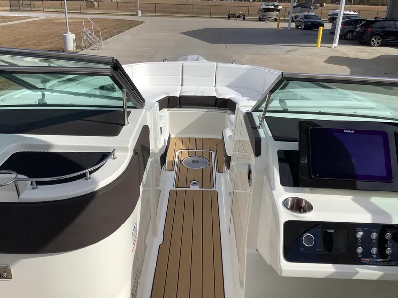 Slide: The Image of Sea Ray SLX 310 2026 - 42