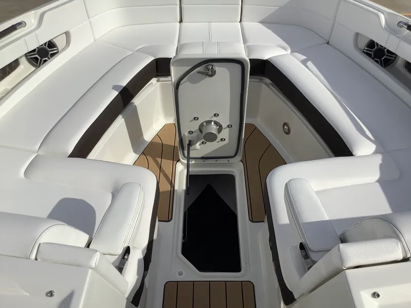 Slide: The Image of Sea Ray SLX 310 2026 - 43