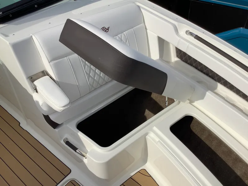 Slide: The Image of Sea Ray SLX 310 2026 - 52