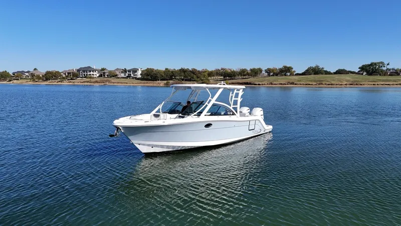 Slide: The Image of Robalo R317 2021 - 2