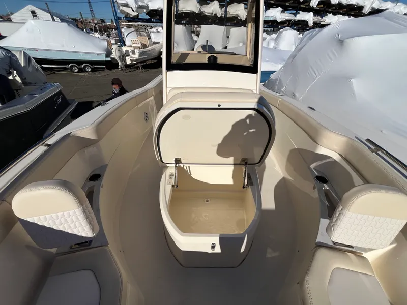 Slide: The Image of Scout 240 XSF 2026 - 17