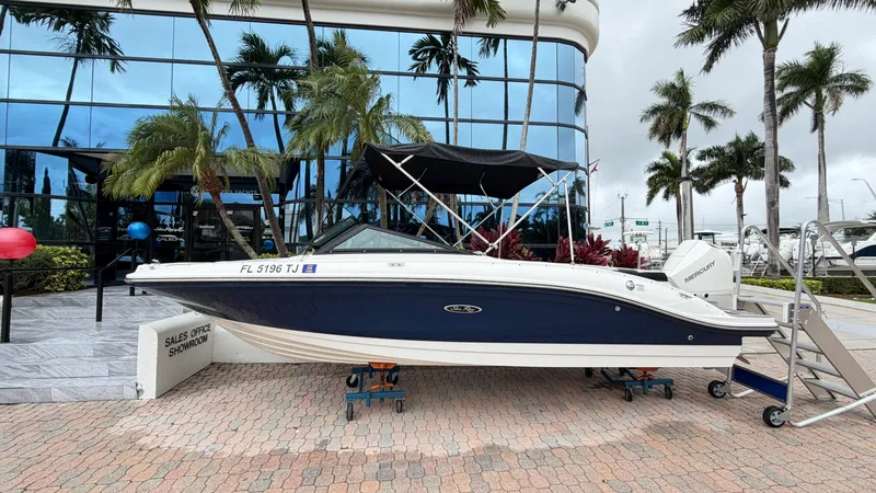 The Image of Sea Ray SPX 210 Outboard 2023 - 0